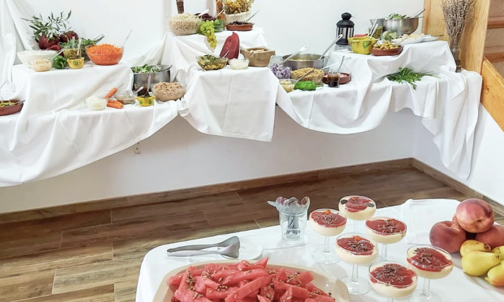 Presentació de plats salats en un bufet