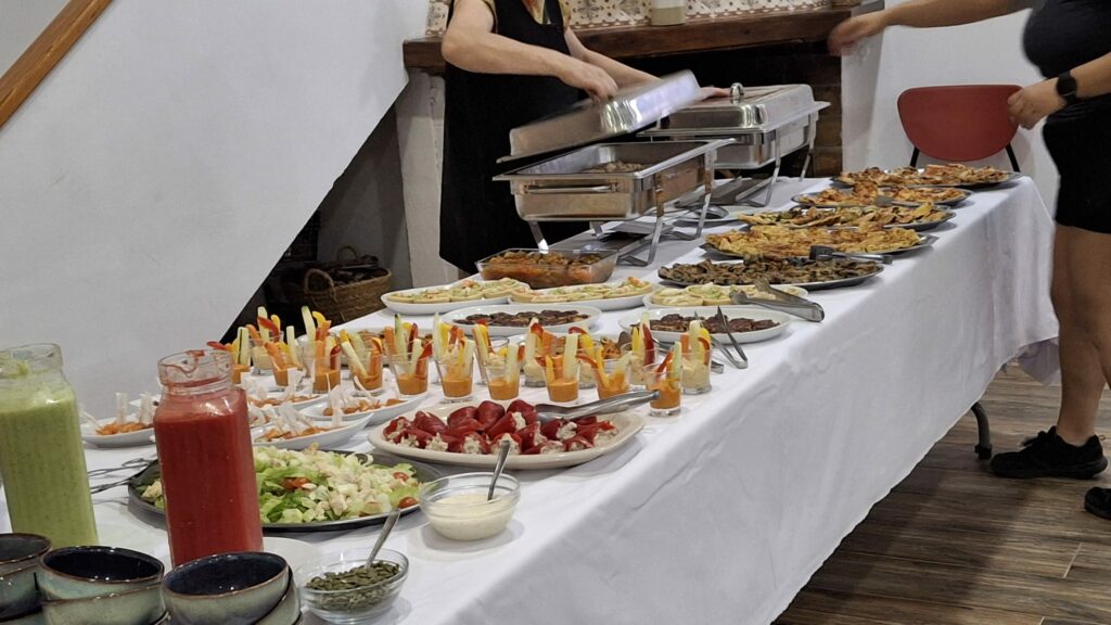 Bufet de sopar amb amanides, fruita i postres